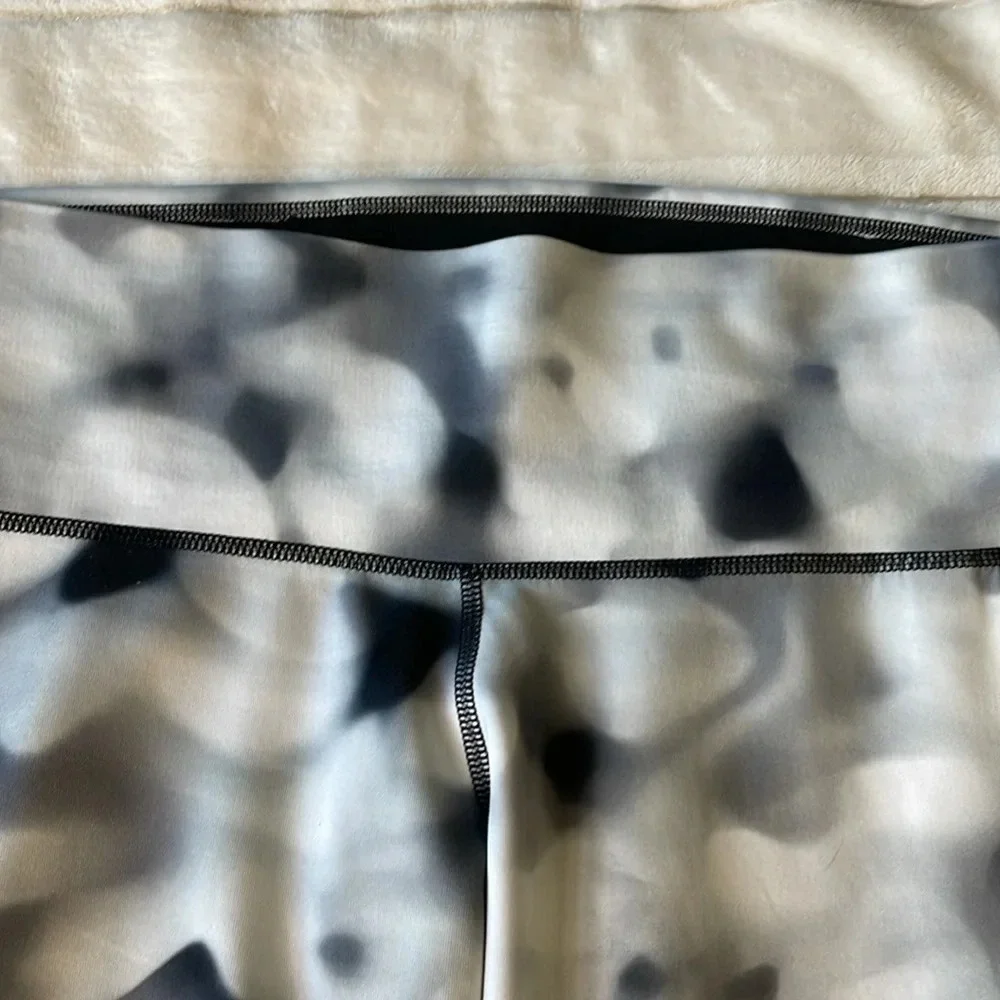 💰Adidas climalite tie dye capris leggings size medium black, gray white - Picture 5 of 7